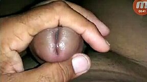 방에서 자위하는 남자