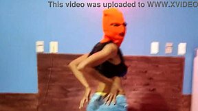 La mia sorellastra mora festeggia halloween in un letto d'hotel con una maschera