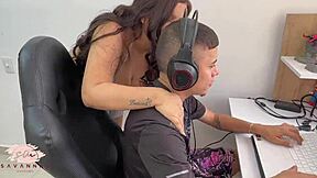 Savannah Watson berlekuk dalam quickie rahasia dengan stepbro gamer nerdy