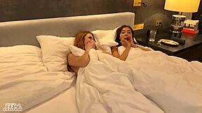 젠장, 뜨거운 대학생 걸스 루스 리와 엘리 클러치가 야동에서 미친듯이 섹스해! 🔥