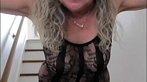 uh, i think... Kity Hudson gettin’ all naughty on them stairs, ya know?