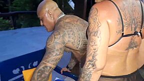 dotado ia fazer churrasco mas acabou enfiando sua lingui�a no c� da milf safada