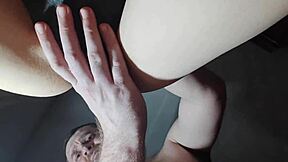 Έχω κορεάτικη κοπέλα στα γόνατα για pounding doggy-style