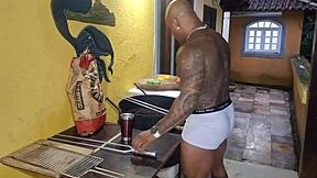 dotado ia fazer churrasco mas acabou enfiando sua lingui�a no c� da milf safada