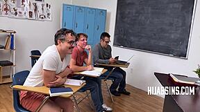 معلمة حجاب تنيك بقوة من طلاب في مشهد صفي جنوني