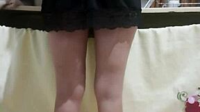 This maid's hot in tight shorts!