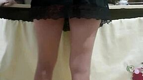 This maid's hot in tight shorts!