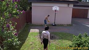 فتاة دش ذهبي تسيطر بمص قوي في لعب قاسي