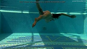 Горячая миниатюрная русская девчонка Ирина Руссака голая под водой с тугой жопой и пиздой