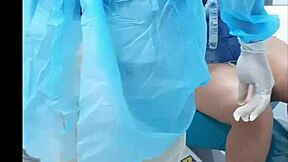 mi cita con el dentista terminó con su gran polla en mi boca.