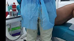 mi cita con el dentista terminó con su gran polla en mi boca.