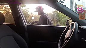 Quase Que O Corno Do Meu Marido Policial Vê Eu Dando Dentro Do Carro Para Um Pau Gigantesco