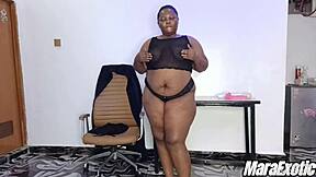 Homemade bbw mara exotic spreads pussy on desk for masturbation and squirting