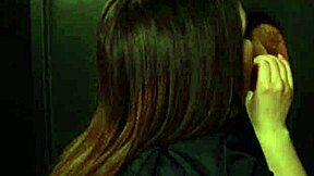 看護師がシフト後にグローリーホールで精液を吸う