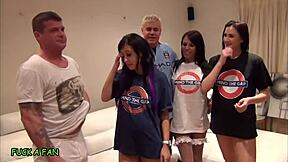 Wee Man uživa srečno noč z upognjeno punco, ki jezdari do orgazma