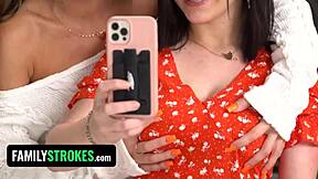 Moje nová přítelkyně je šokovaná, když mě vidí šukat s nevlastní sestrou ve skupinovém sexu s prsa a kunda hrou