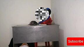 Kamera chytá učitelku a studentku v třídní akci s mexickou colegialou vyměňující laskavosti za známky