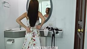 Срамежлива азиатска прислужница жадна да обслужи шефа си днес