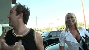 Czy Melanie Monroe jest gotowa na ten potwór z wytryskiem na twarz?