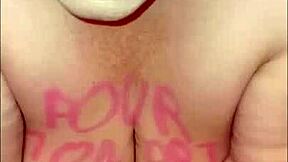 Marie exhibicionistická otrokyňa ukazuje cicí v BDSM ponižovaní s Beau Blackom