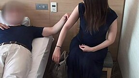 日本人看護婦がホテルセックスでワイルドに潮吹き！