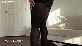 Dommy Mommy bestraft Strumpfhosen-Dieb mit neckenden Beinen