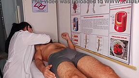 ereção na frente da enfermeira, que loucura, não acredito que isso aconteceu comigo!