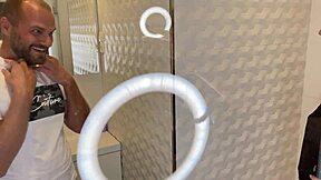 Dupla szopás kontrasztban az ártatlan pizsama fotózással POV nézetben