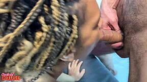 Homem corno fodendo a namorada novinha junto com outro cara