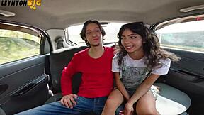 follandome a una chica pequena y sexy en un carro en movimiento, humillandola publicamente con entrevistas y flashes