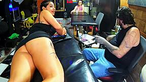 this milf brunette left the tattoo artist crazy 😍