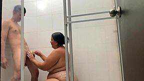 Mi Prima Depilándome en el Baño, ¿Te Gusta lo Suave Que Queda?