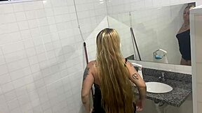 Het brud runkar i skoltoan under festen!