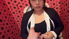 仕事終わりの汗の臭いがツーンとするスーツ姿の彼女をトレでむさぼるように舐めてsexするカップル。