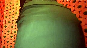 仕事終わりの汗の臭いがツーンとするスーツ姿の彼女をトレでむさぼるように舐めてsexするカップル。