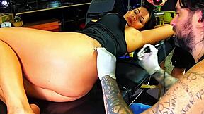 this milf brunette left the tattoo artist crazy 😍