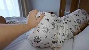 POV Κακιά ετεροθαλής γαμάει σε διάφορες στάσεις και παίρνει creampie στο κρεβάτι