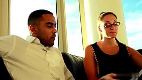 Obsesia tocilarului cu pula mare neagră a Melaniei și corpul curbat în acțiune interrasială