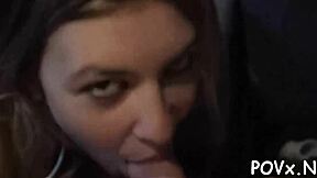 Обръсната путка получава секси чукане от твърд кур