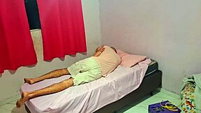 Oye, el padrasto se cuela para una visita nocturna sorpresa