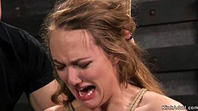 ब्रूनेट ट्रेनी कहती है मुझे केन मारो और बॉन्डेज में चोदो