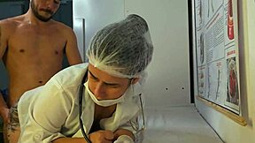 enfermeira dá blowjob na consulta kinky