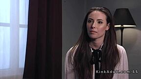 Bundet brunette pisket og anal kneppet med underkastelse og dyb mund