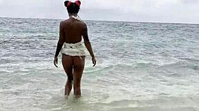 Jezus, Monika Fox zwemt in zee en neukt kut met grote dildo op wit zandstrand 🏖️