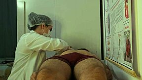 enfermeira dá blowjob na consulta kinky