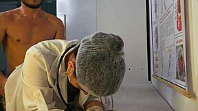 enfermeira dá blowjob na consulta kinky