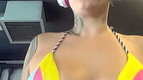 Svedig blondine med lille talje viser våd fisse i Copacabana-gym.