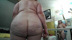 Curvy mature Dawnskye shakes big ass in retro worship clip.