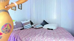 Amiga da enteada diz, fodi a madrasta dela, e ela entra na foda