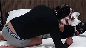 תצוגה מקדימה של עקבי פלטפורמה וגרבונים עם גניחות וציצים טבעיים בלטקס